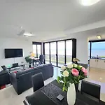 Cairns Luxury Seaview Apartment
