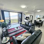 Cairns Luxury Seaview Apartment