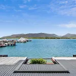 Lux Waterfront - Prime Location Pool Gym & Sauna