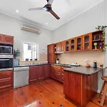 Masterfully Restored Queenslander Near Esplanade