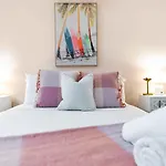 Relaxed Coastal Charm - A Stylish Resort-Style Haven