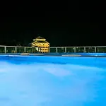 Lux Waterfront - Prime Location Pool Gym & Sauna