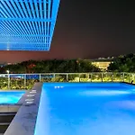 Lux Waterfront - Prime Location Pool Gym & Sauna