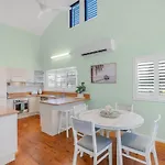The Oasis - Charming Family Retreat On City Fringe