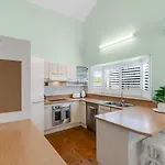 The Oasis - Charming Family Retreat On City Fringe