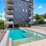 Cairns Penthouse - Private Rooftop Outdoor Gym, Spa & Tv Area With Sunset & Mountain Views