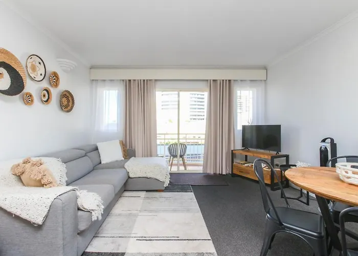 Inner City One Bedroom Apartment With Pool View 22