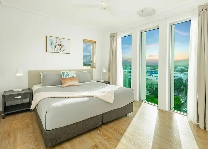 Cairns City & Ocean View, 1 Bedroom Sleeps 4 Spacious Apt