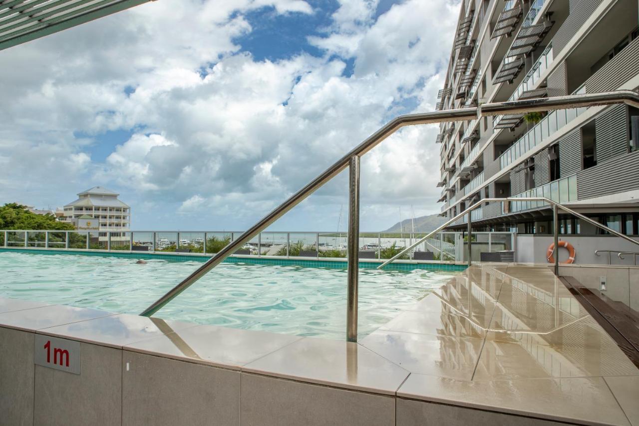 Waterfront Luxury At Harbourlights Apartment