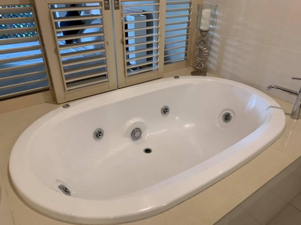 Villa Living With Private Pool Sleeps 8 *