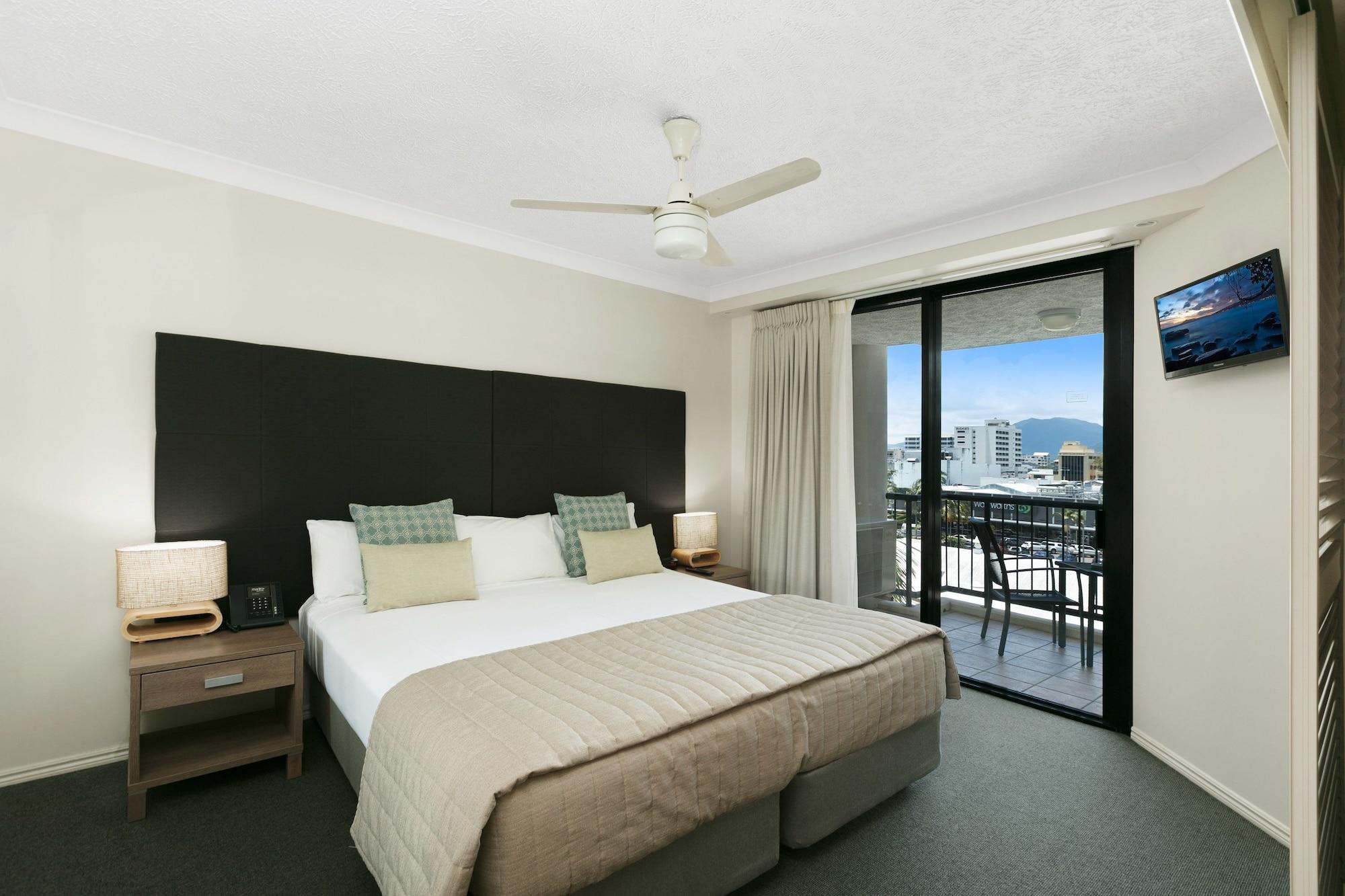 Khách sạn Mantra Esplanade 4*