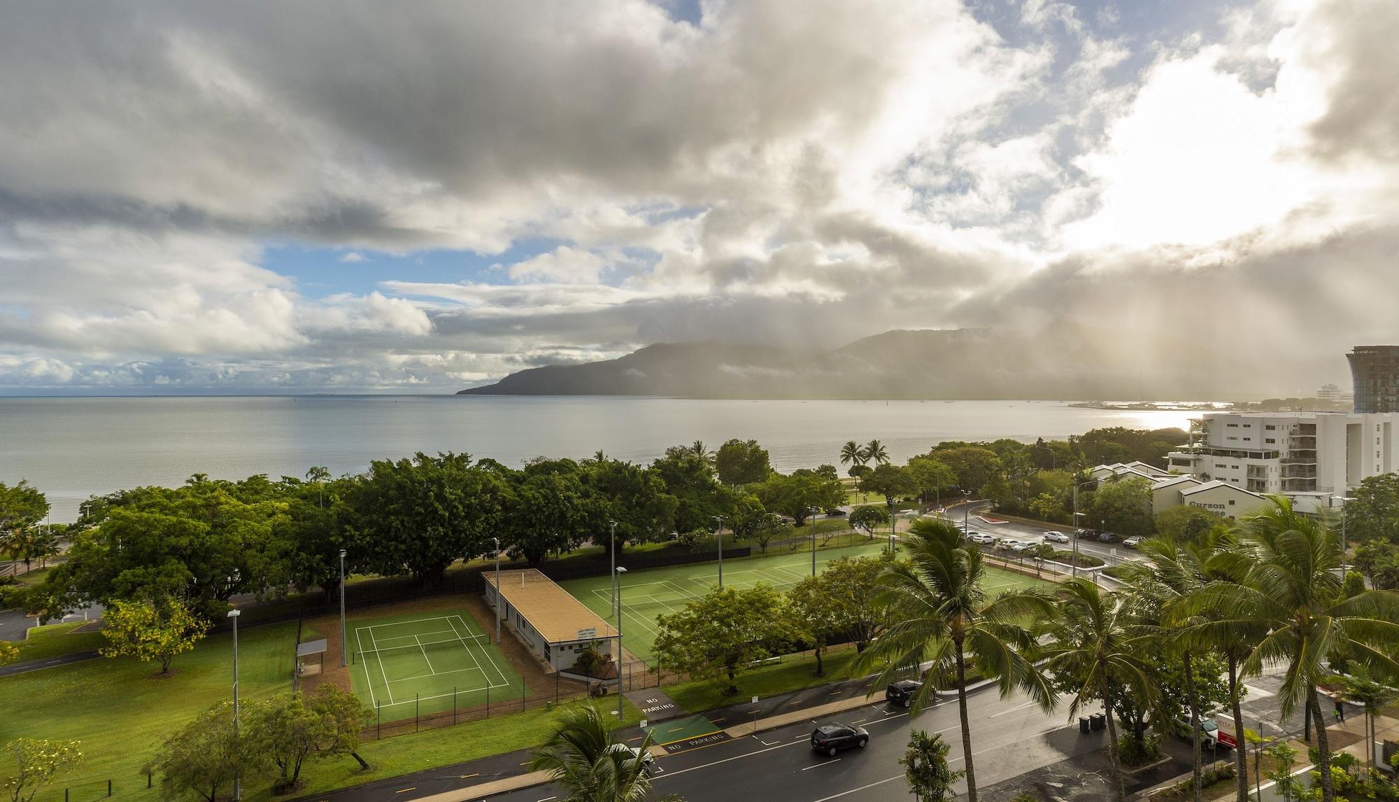 Hotel Rydges Esplanade 4*