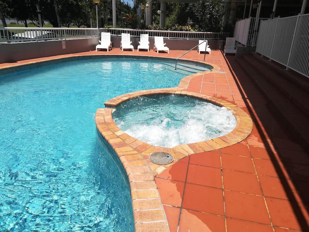 Acacia Court 4*