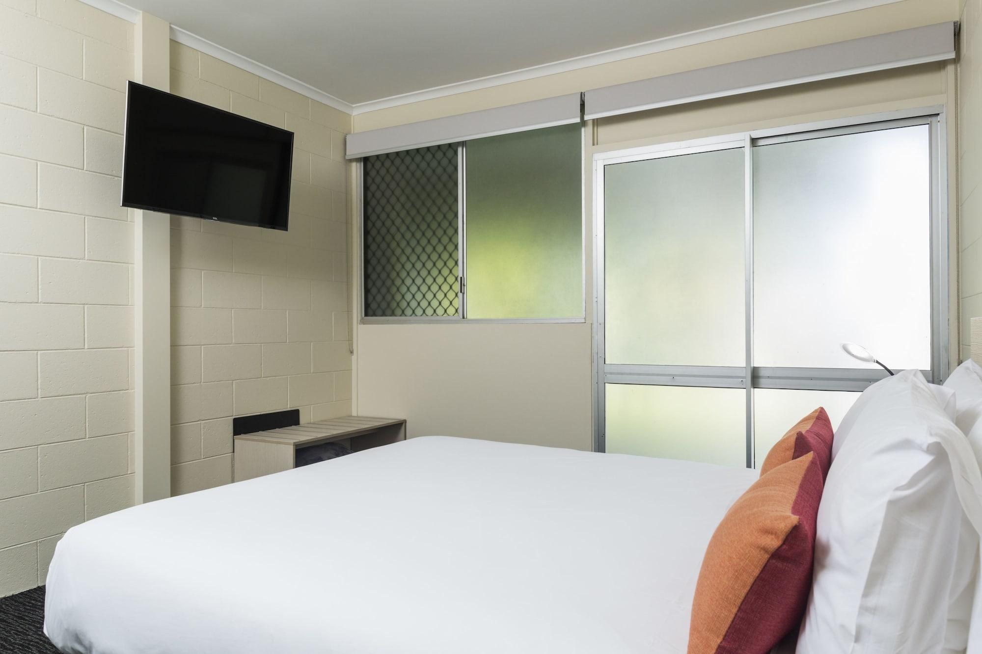 Nightcap At Edge Hill Tavern Hotel Cairns