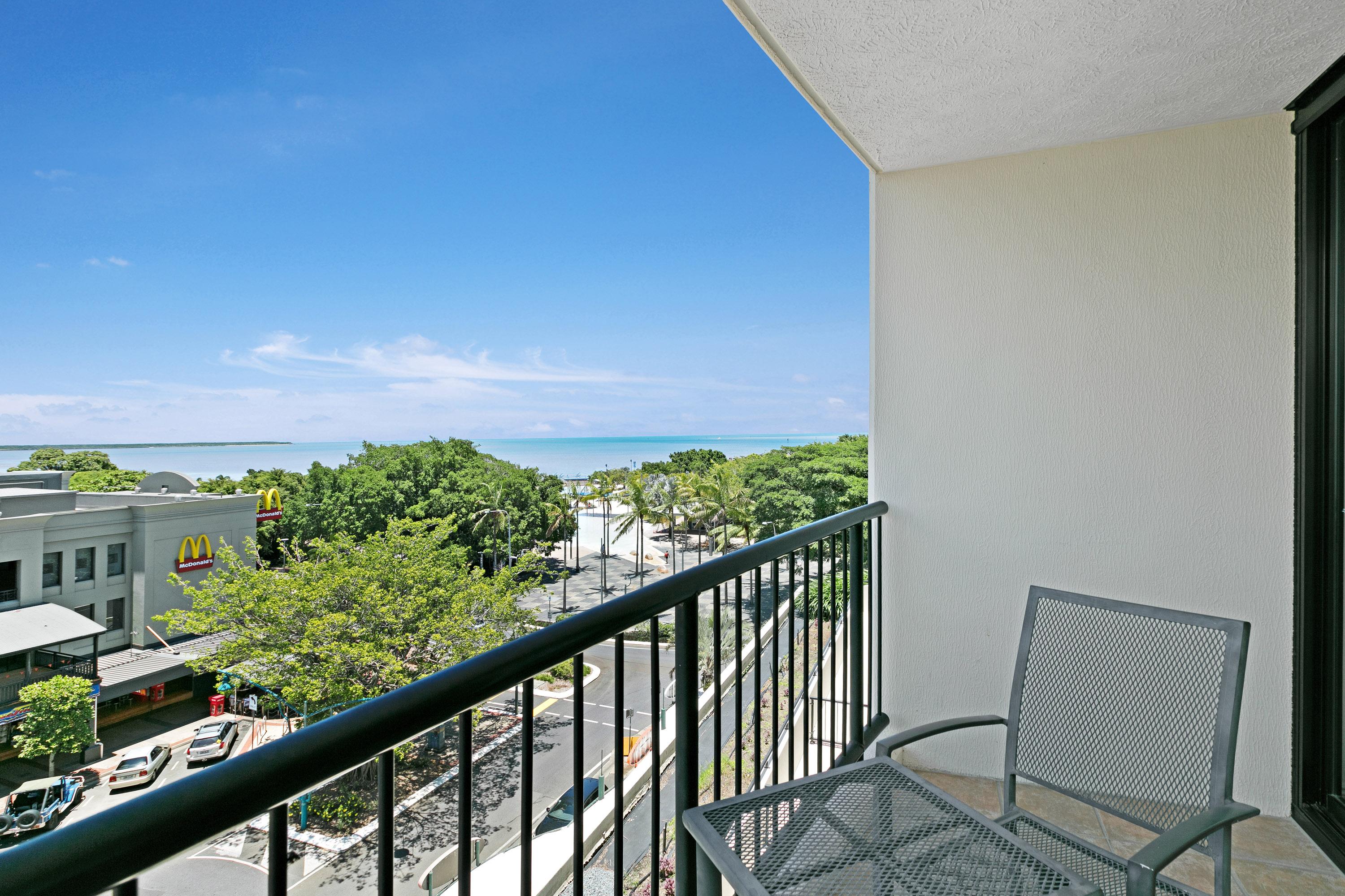 Khách sạn Mantra Esplanade 4*