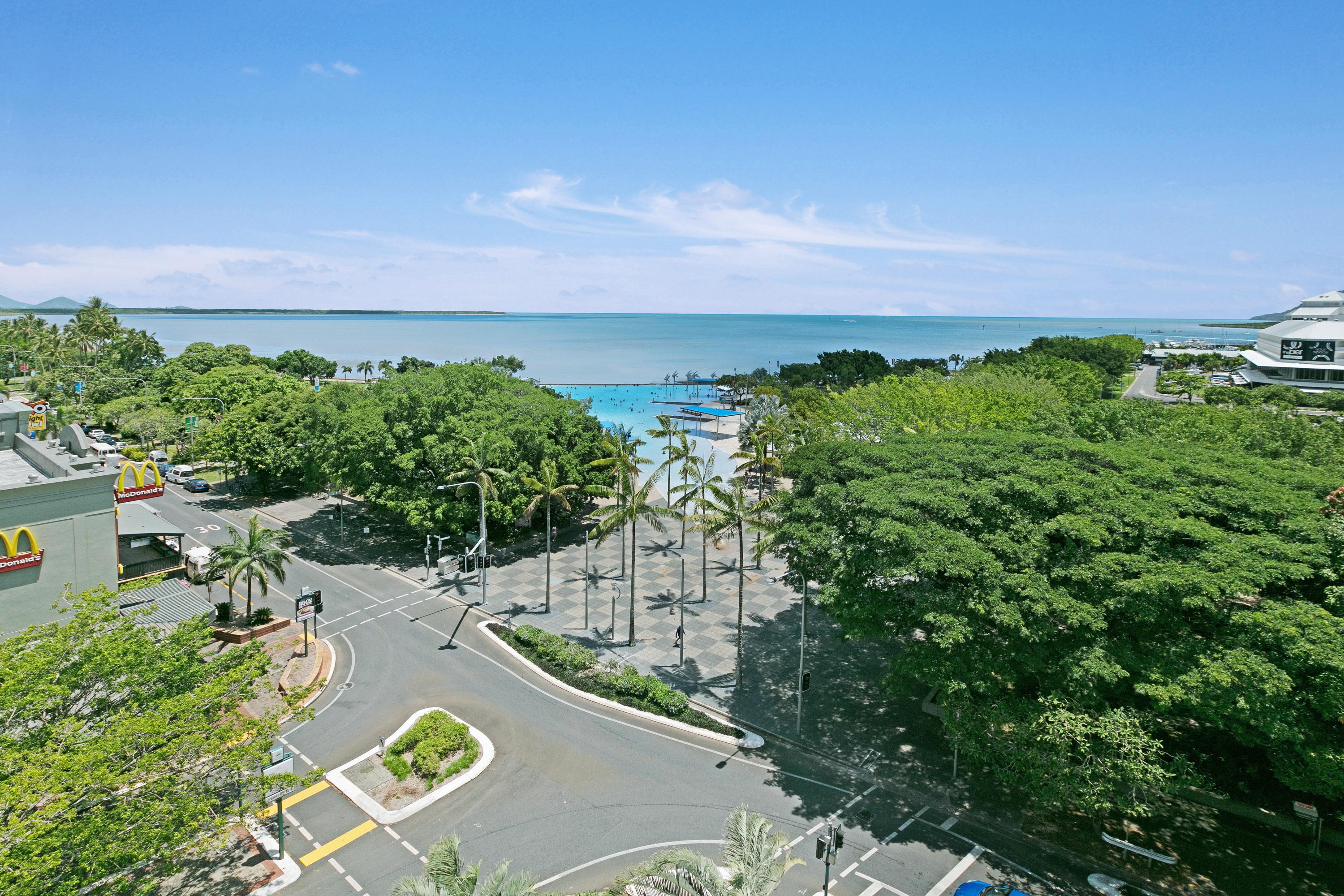 Khách sạn Mantra Esplanade