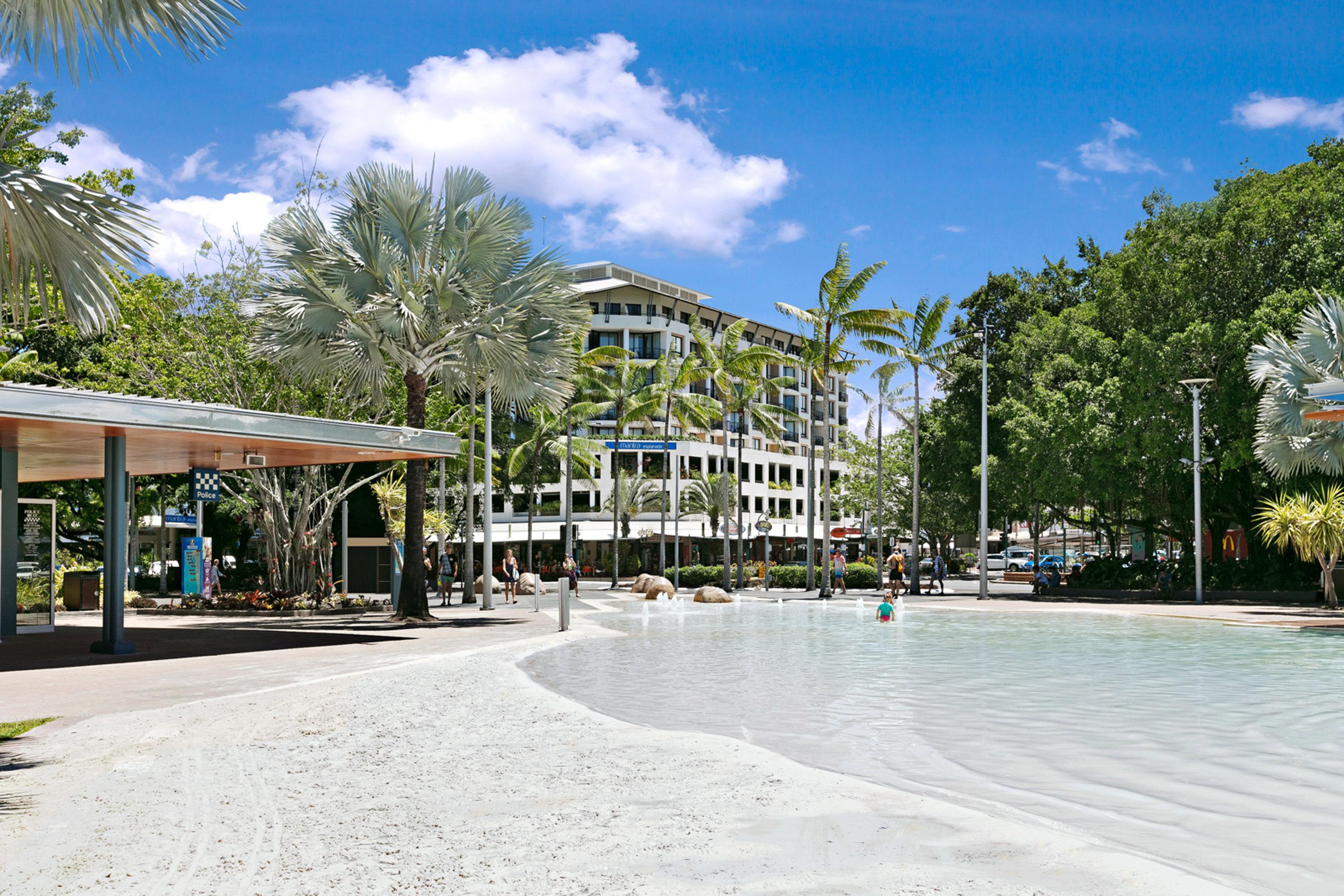 Khách sạn Mantra Esplanade 4*