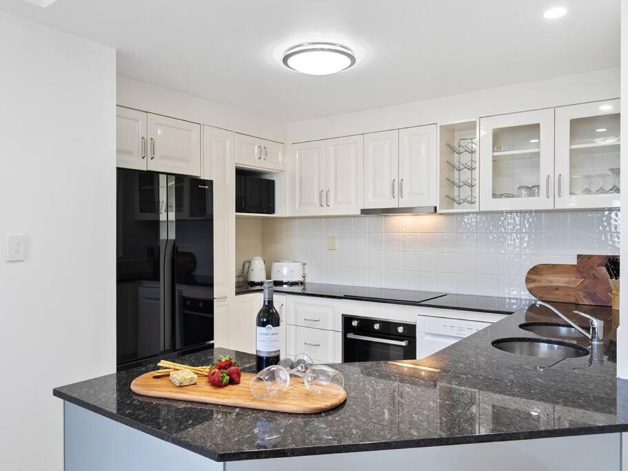 3 Bedroom Cbd Waterfront Luxury Apartment