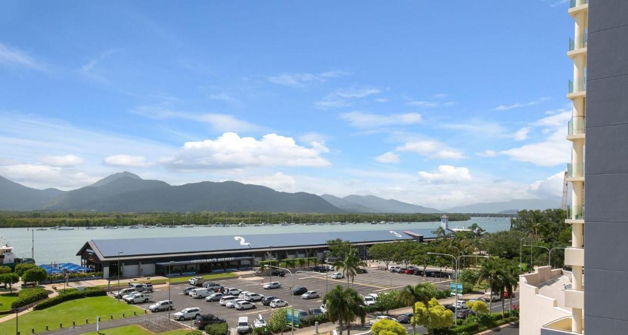 604 Chic With Water Views Cairns