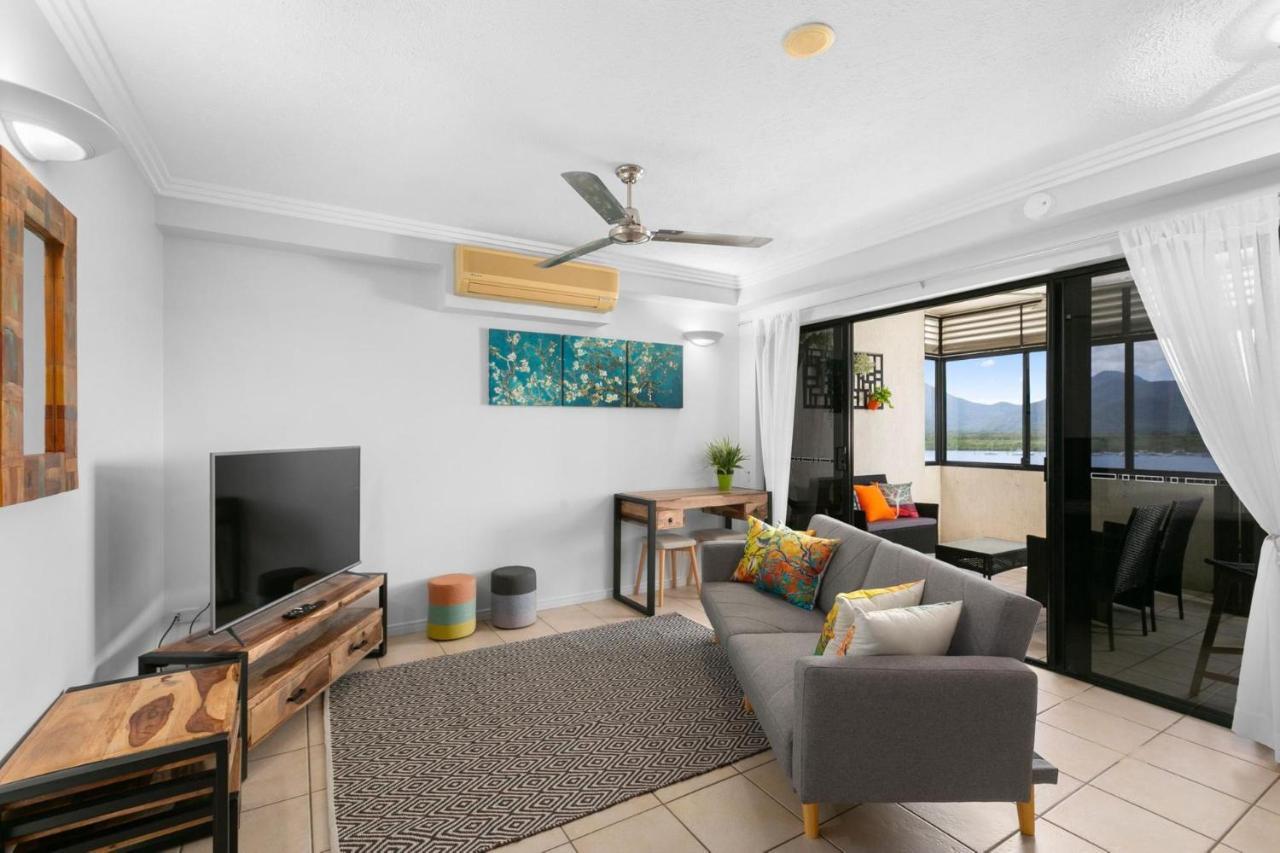 604 Chic With Water Views * Cairns