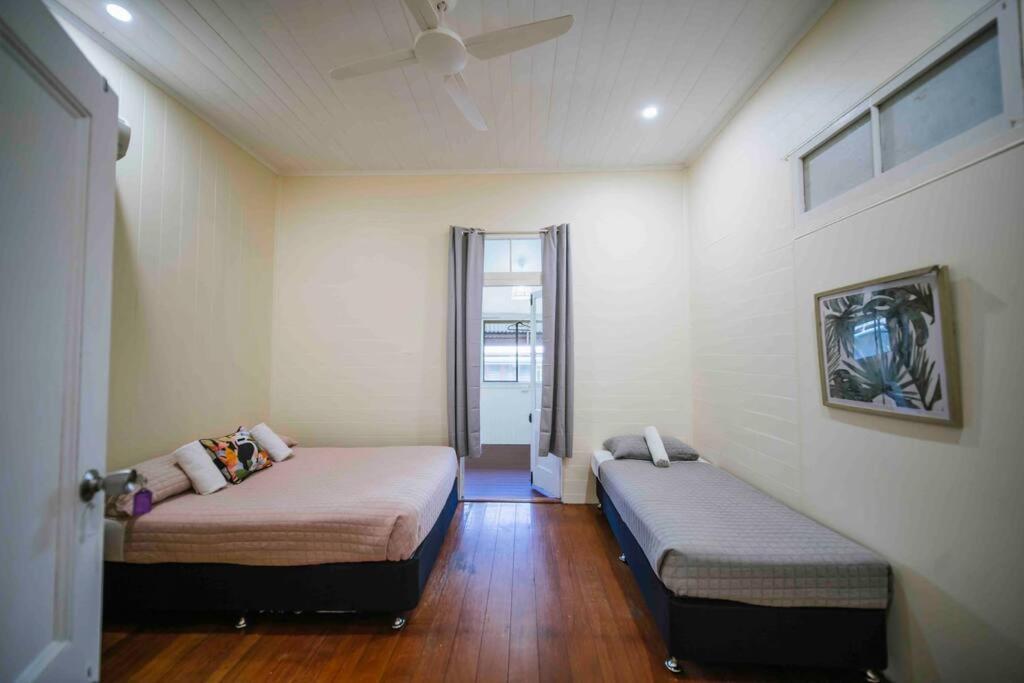 Apartment 6 Bedroom + 2 Bath // *