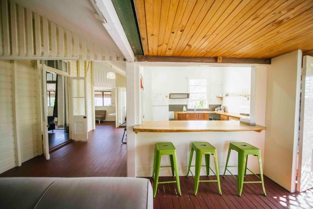 Apartment 6 Bedroom + 2 Bath //