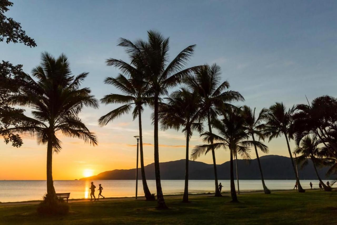 604 Chic With Water Views * Cairns