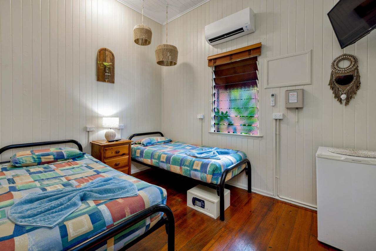 Travellers Oasis Hostel *