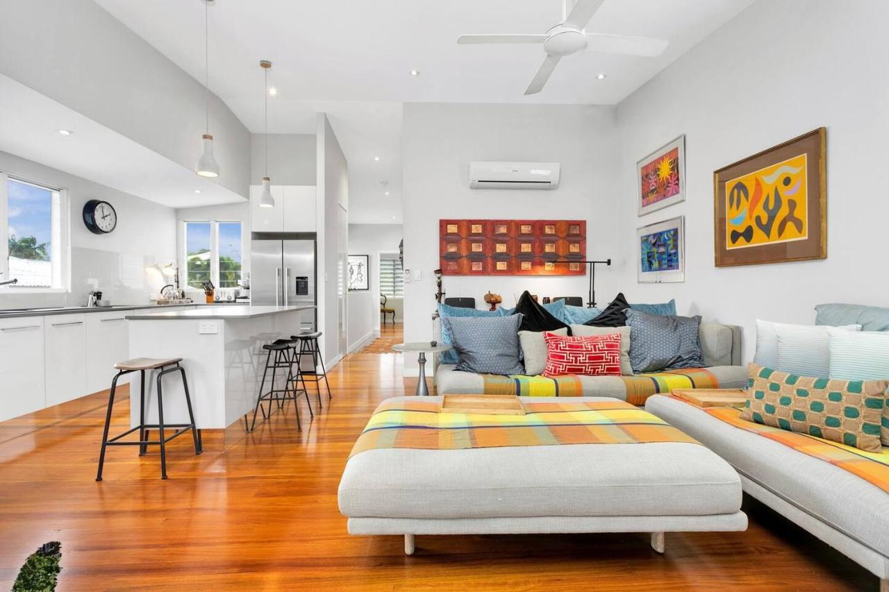 Holiday home Modern Meets Tropical In Free-standing
