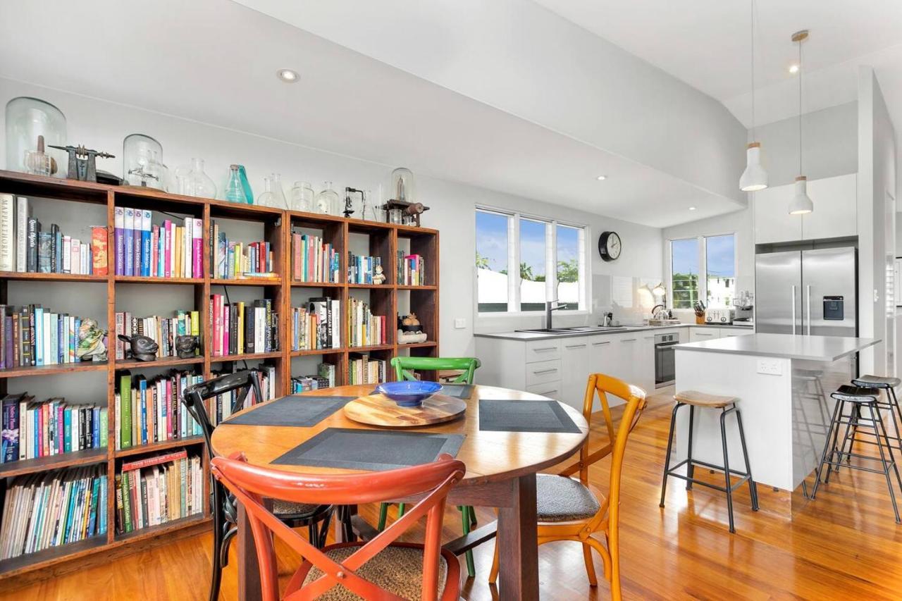 Holiday home Modern Meets Tropical In Free-standing *