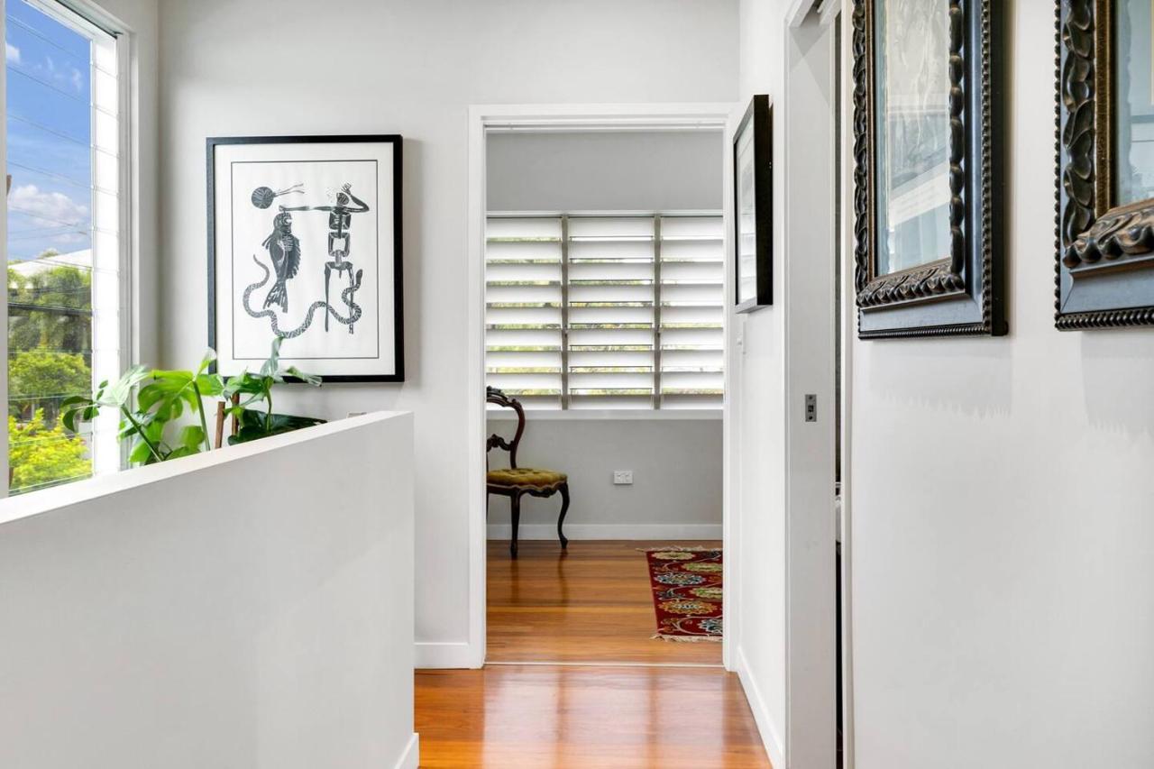 Modern Meets Tropical In Free-standing Holiday home Cairns