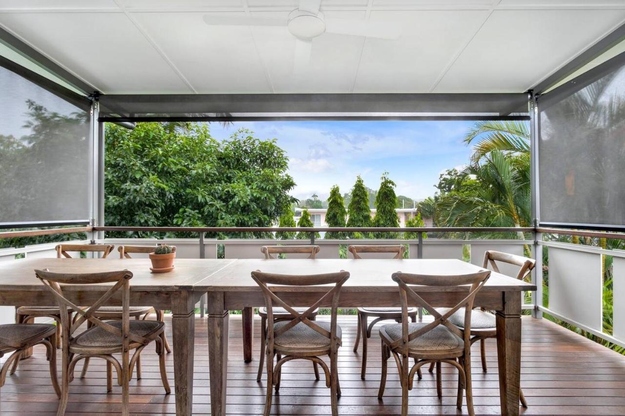 Modern Meets Tropical In Free-standing Cairns
