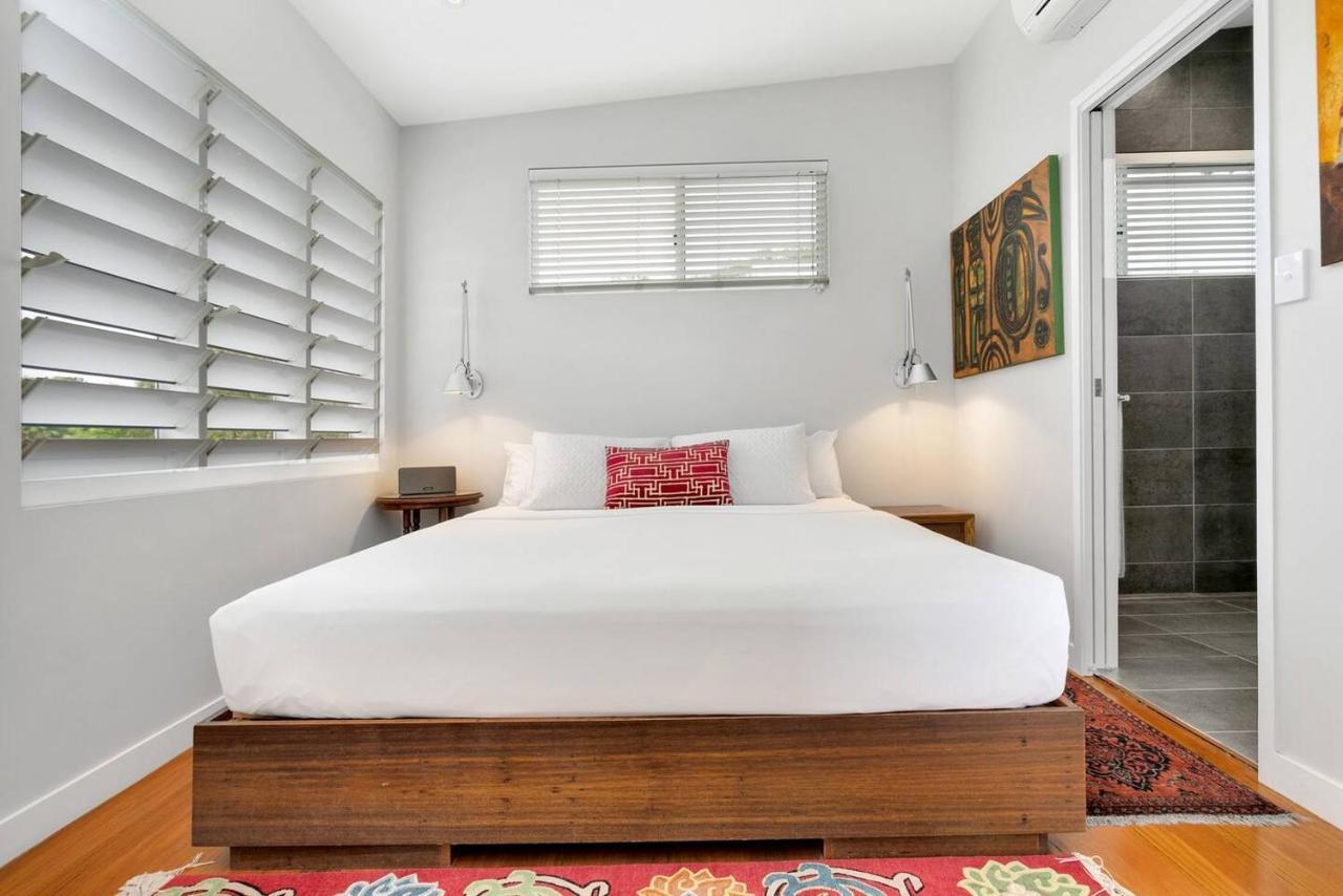 Holiday home Modern Meets Tropical In Free-standing *