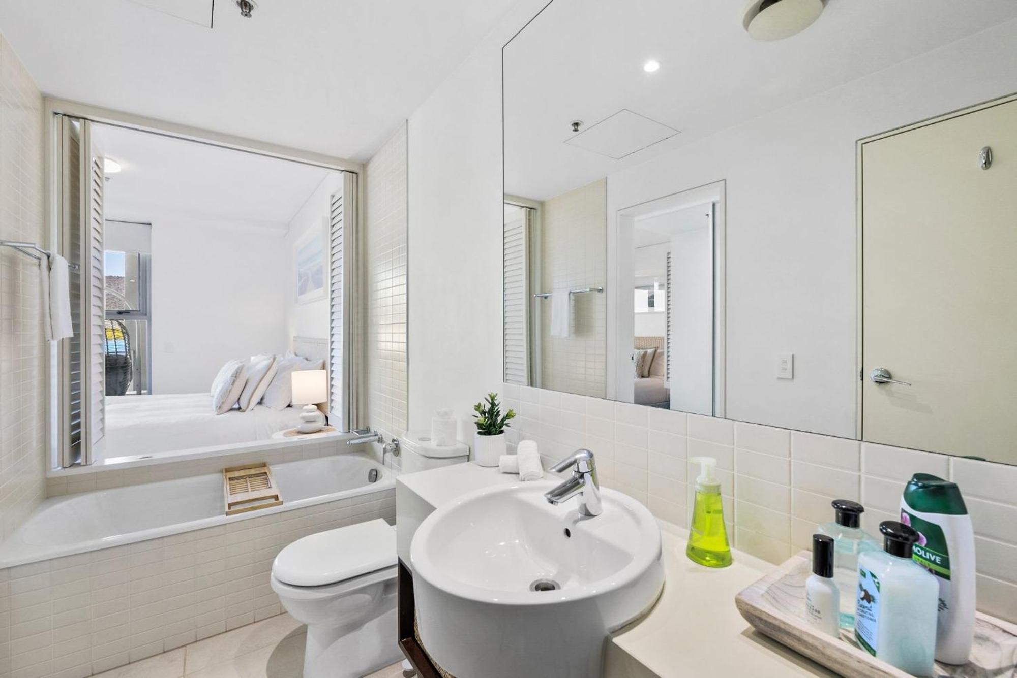 Lux Waterfront - Prime Location Pool Gym & Sauna Apartment *