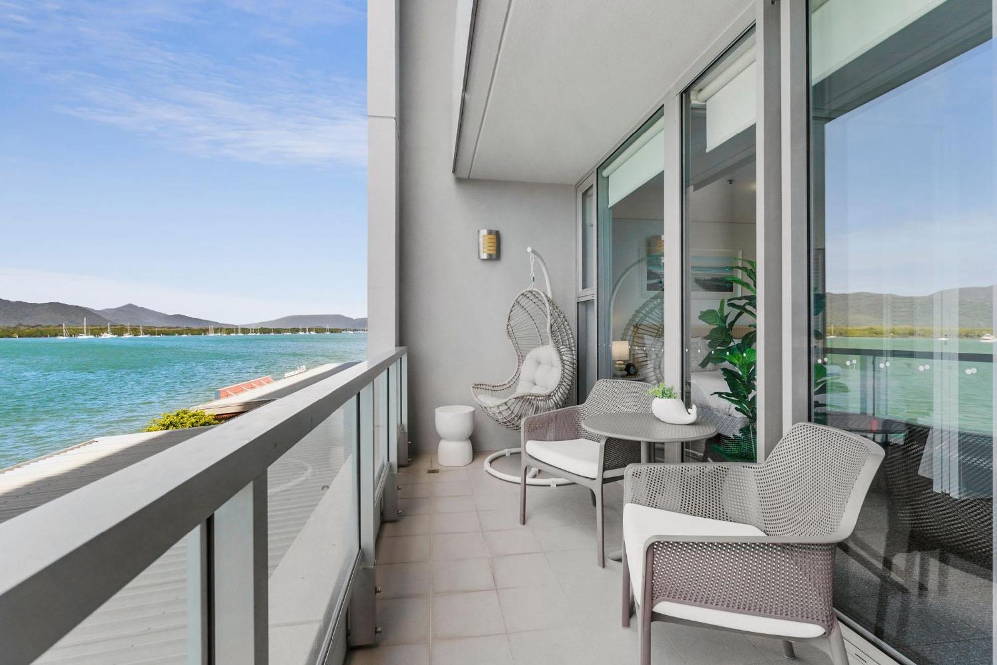 Lux Waterfront - Prime Location Pool Gym & Sauna Apartment Cairns