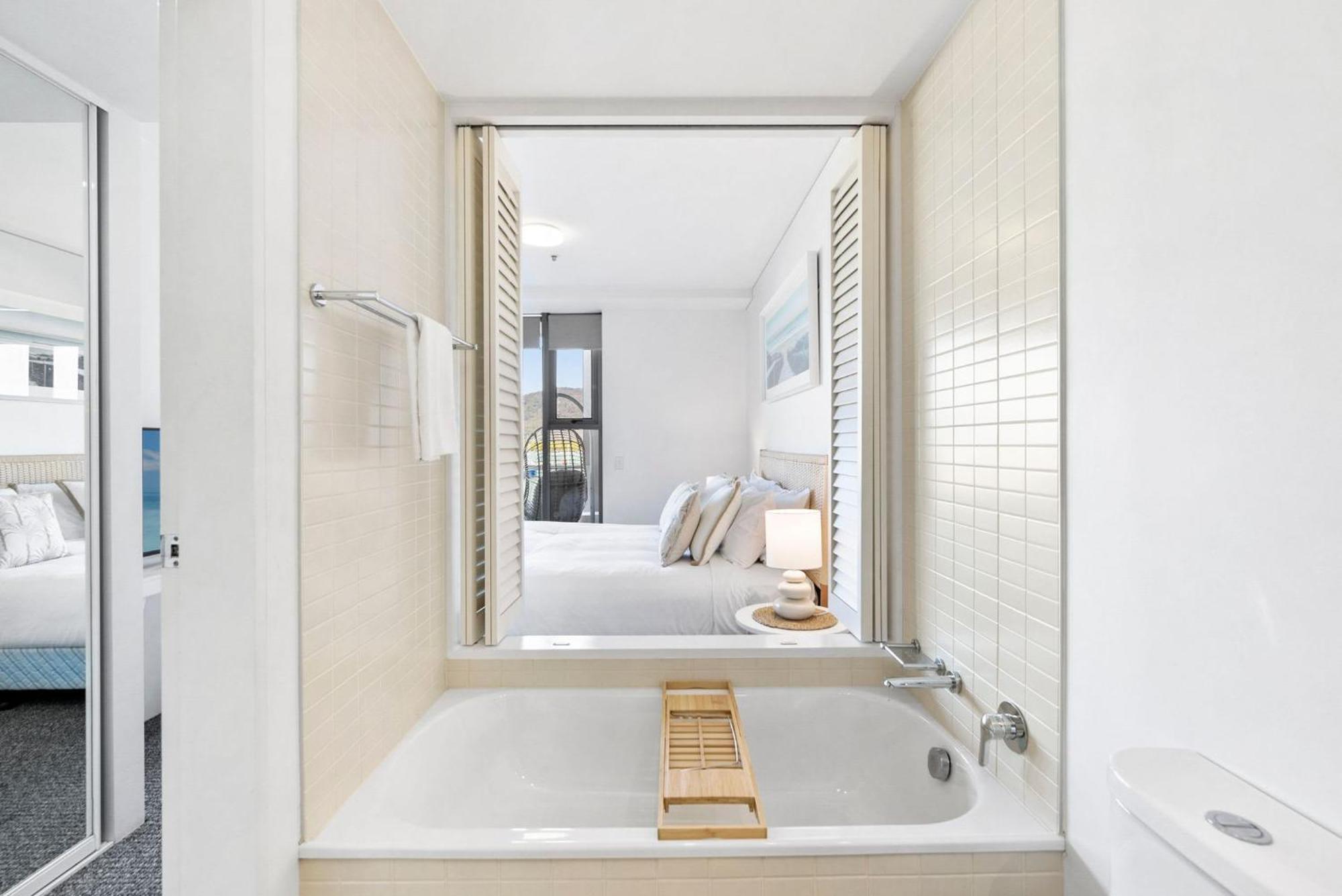 Lux Waterfront - Prime Location Pool Gym & Sauna Cairns