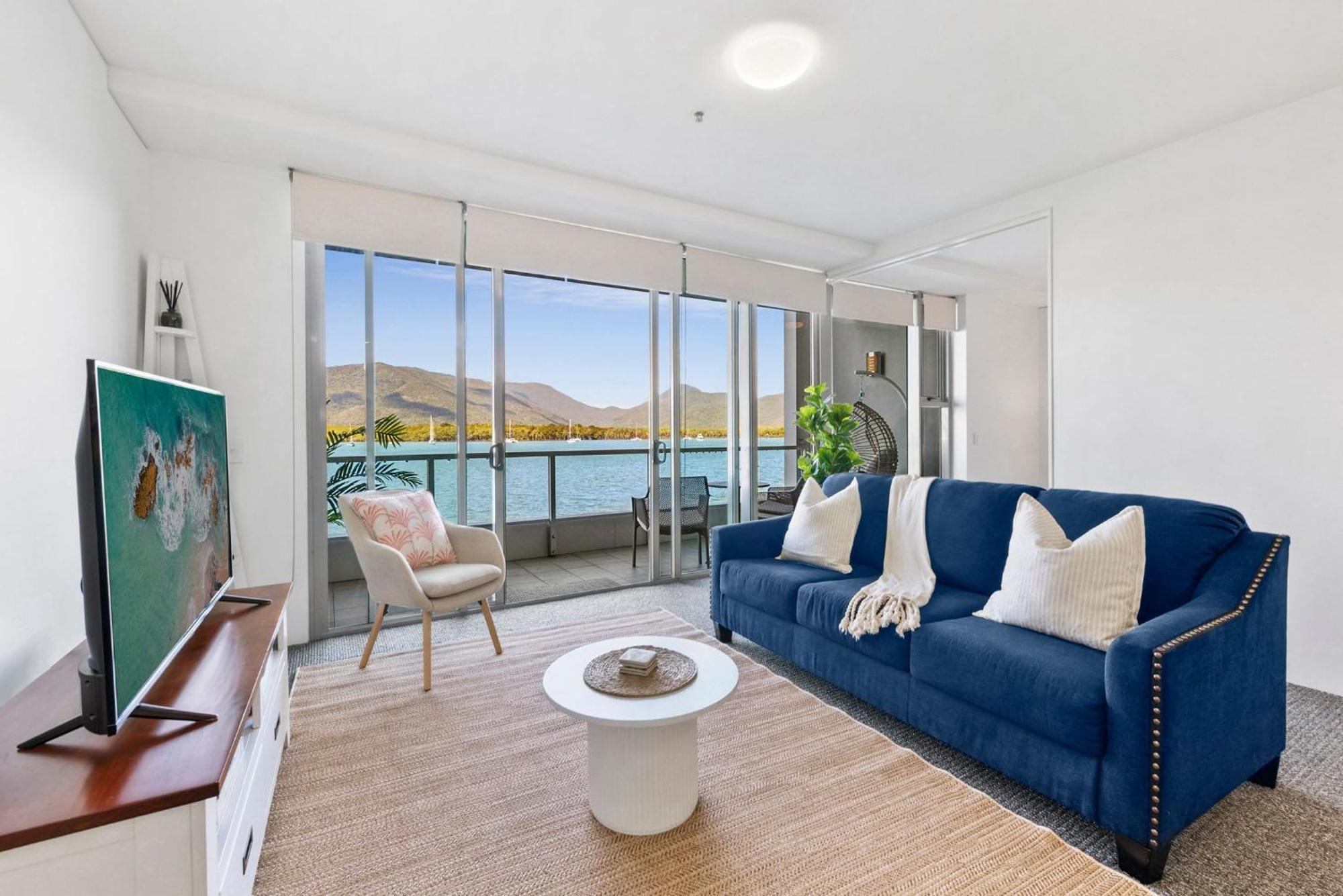 Lux Waterfront - Prime Location Pool Gym & Sauna Apartment
