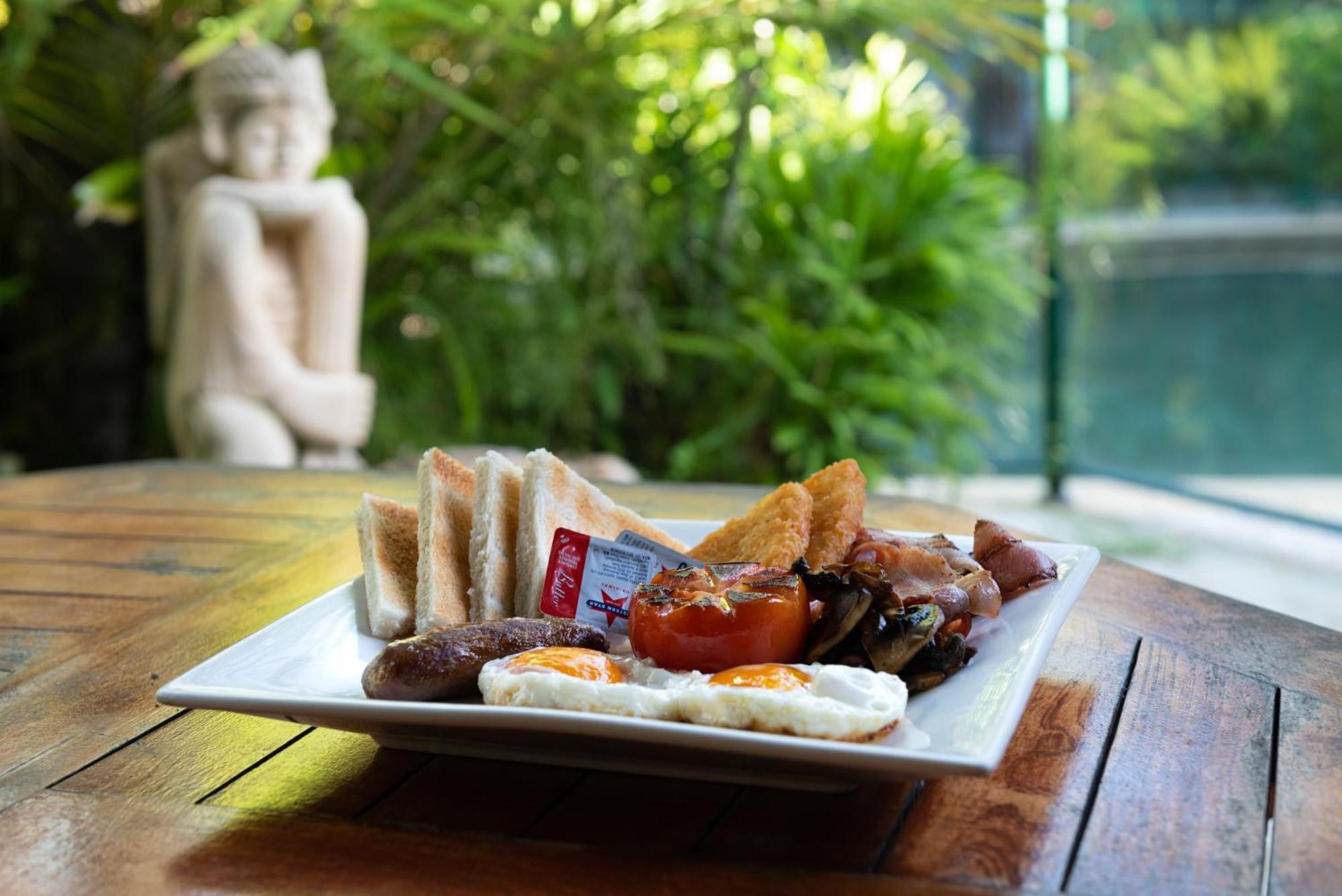 Bay Village Tropical Retreat &