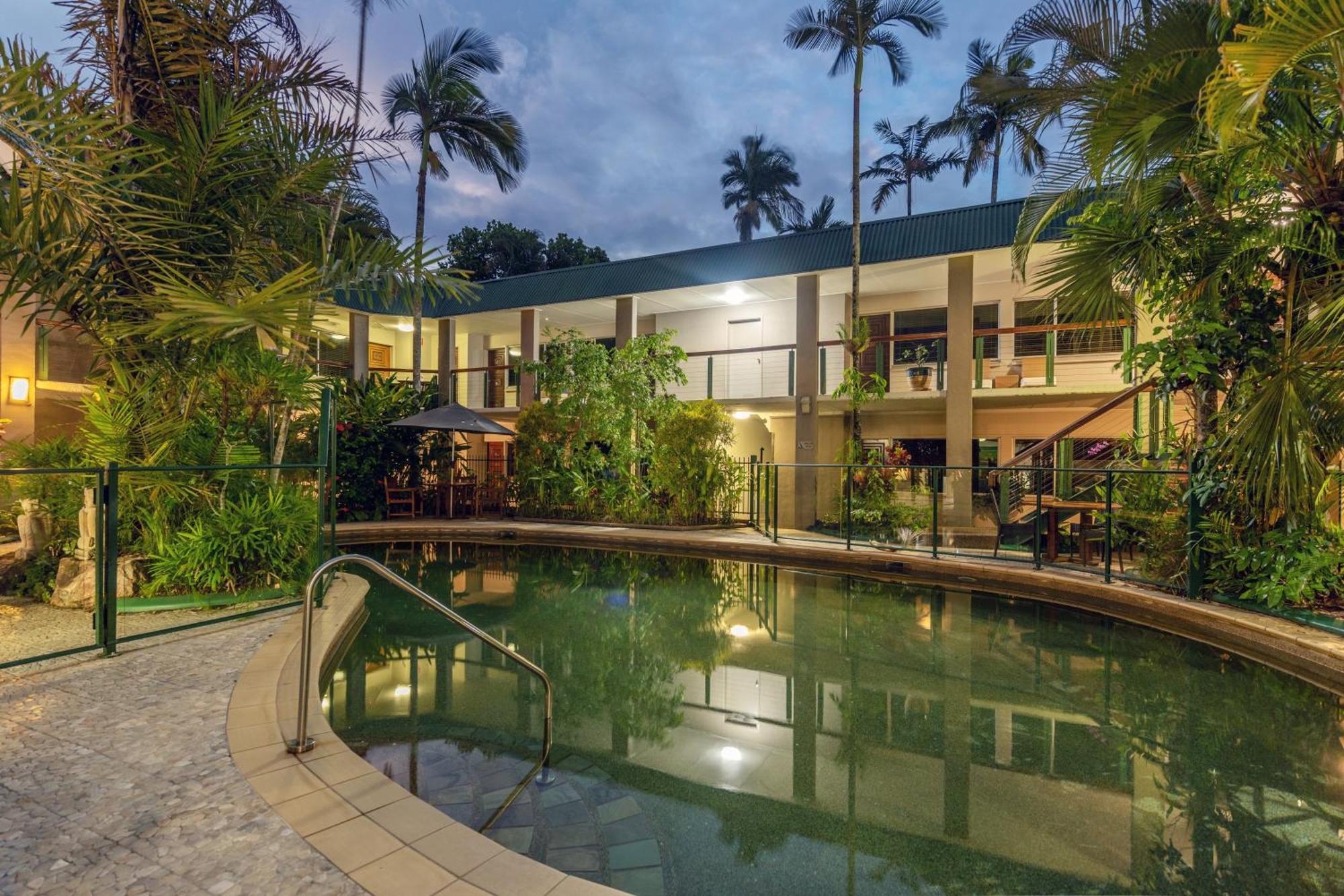 Bay Village Tropical Retreat &