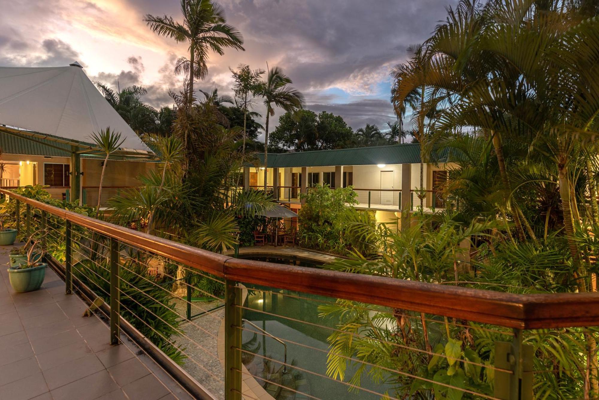 Bay Village Tropical Retreat &