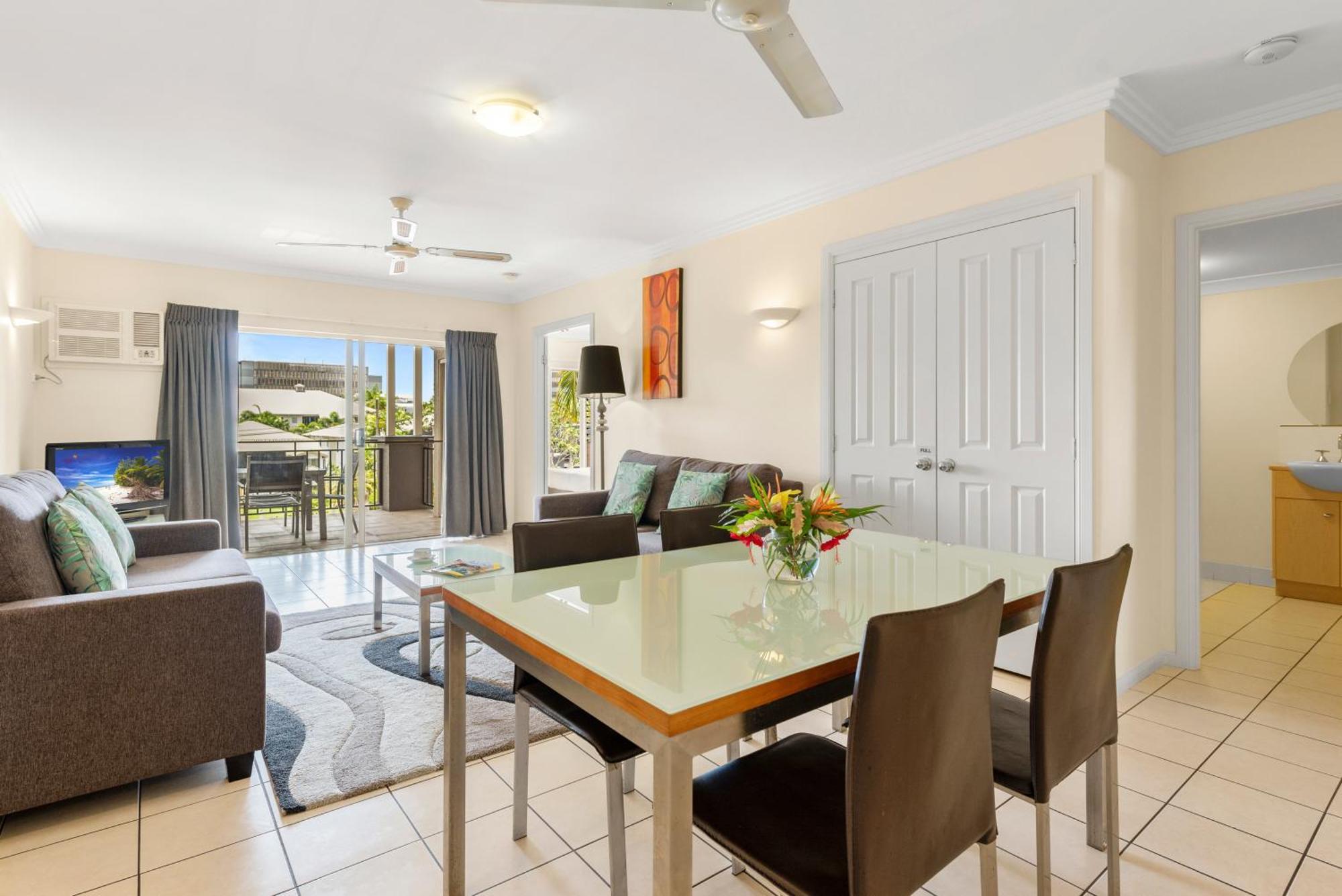 Bay Village Tropical Retreat & 3* Cairns