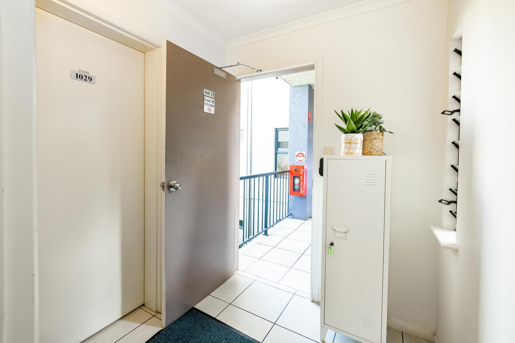 City Oasis King Bed Studio; Pool & Bbq Apartment *