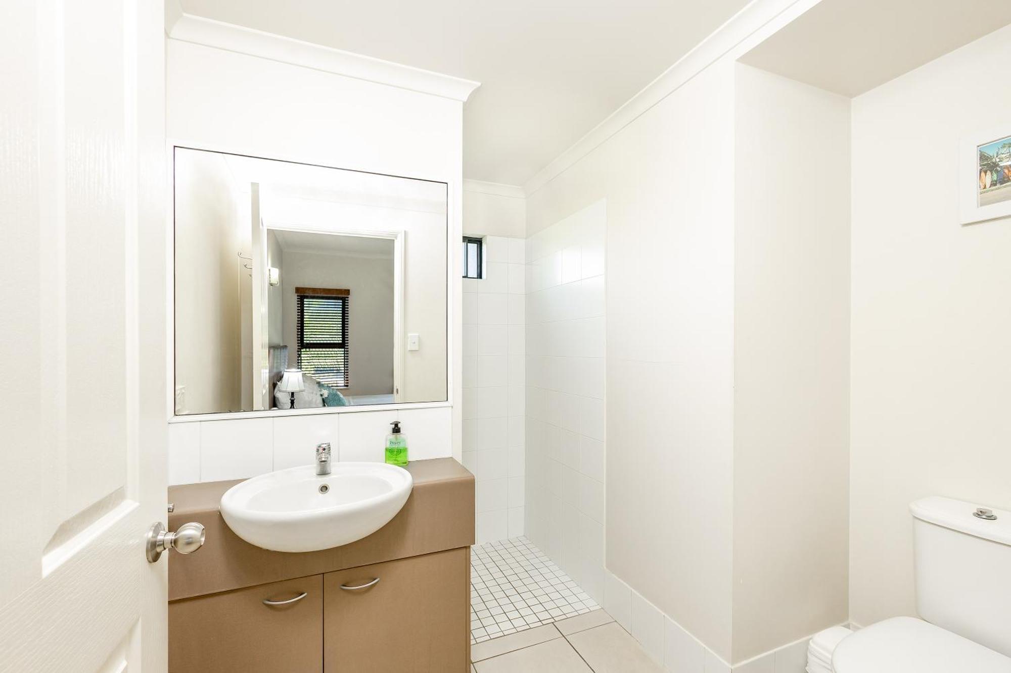 Apartment City Oasis King Bed Studio; Pool & Bbq