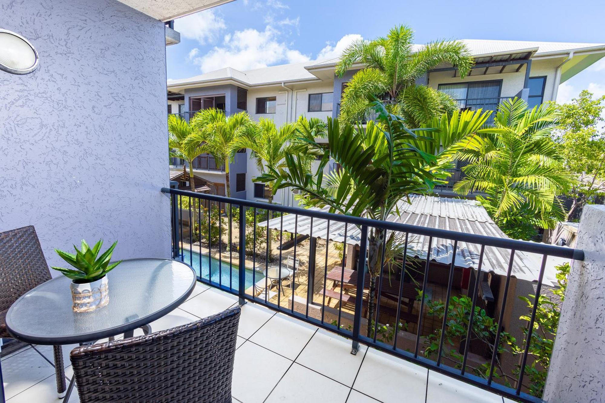 City Oasis King Bed Studio; Pool & Bbq Apartment