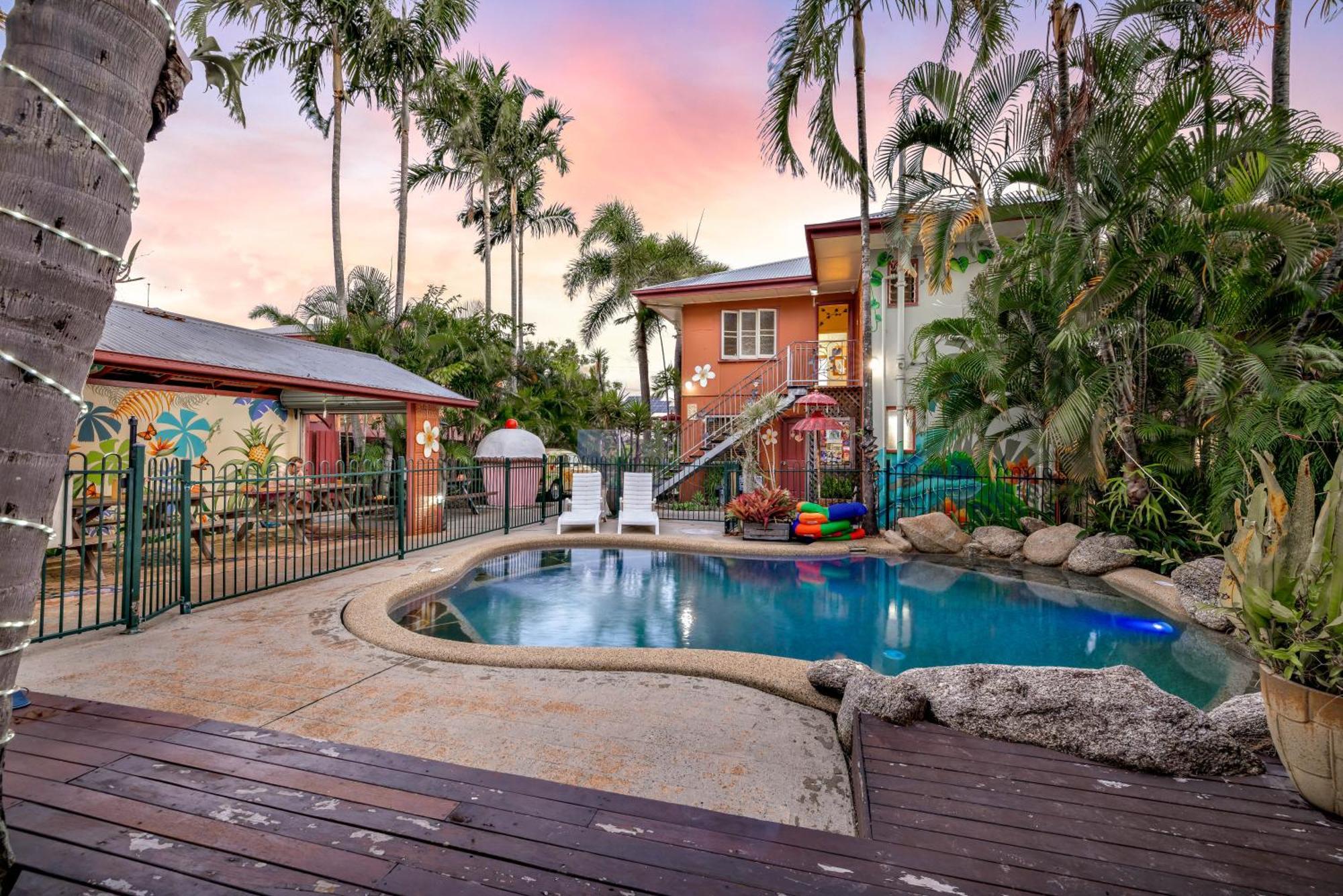 Travellers Oasis Hostel *