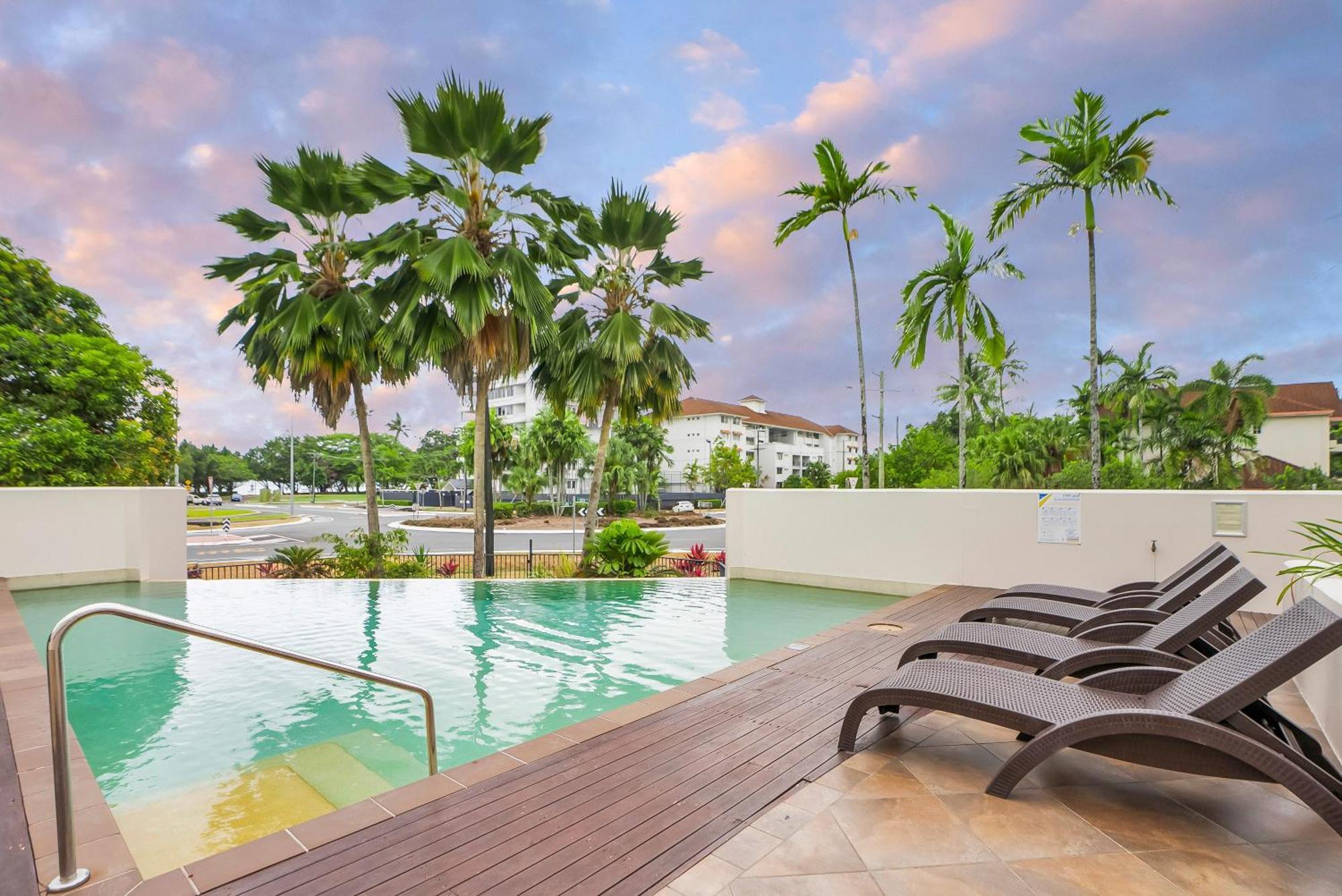 Sunrise Palms - Spacious Convenience Apartment Cairns