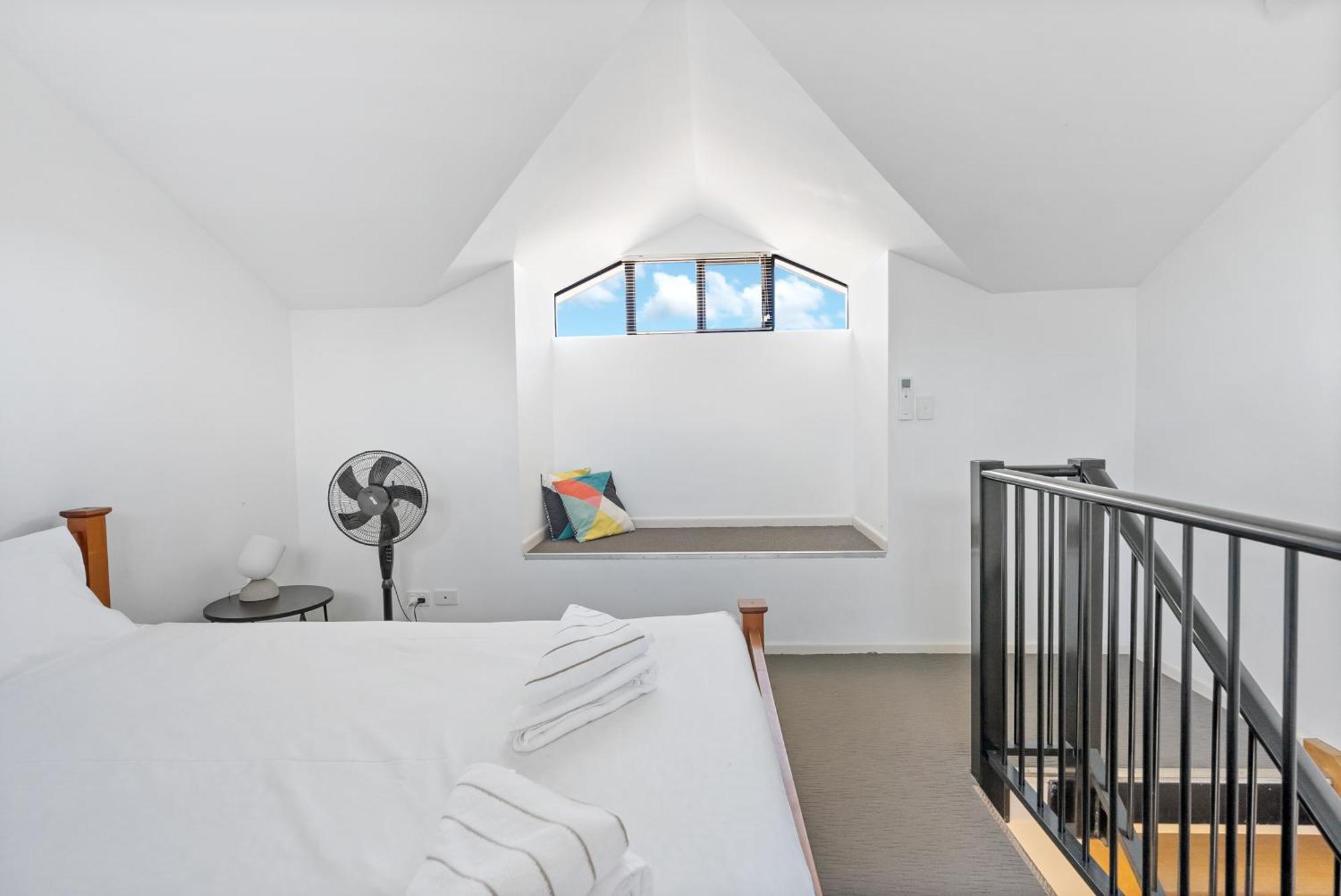 The Loft - Trendy Coastal Charm With Pool Apartment