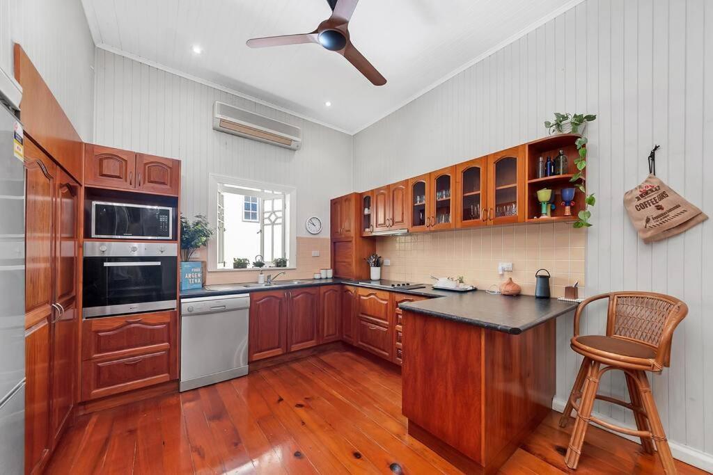 Masterfully Restored Queenslander Near Esplanade Holiday home Cairns