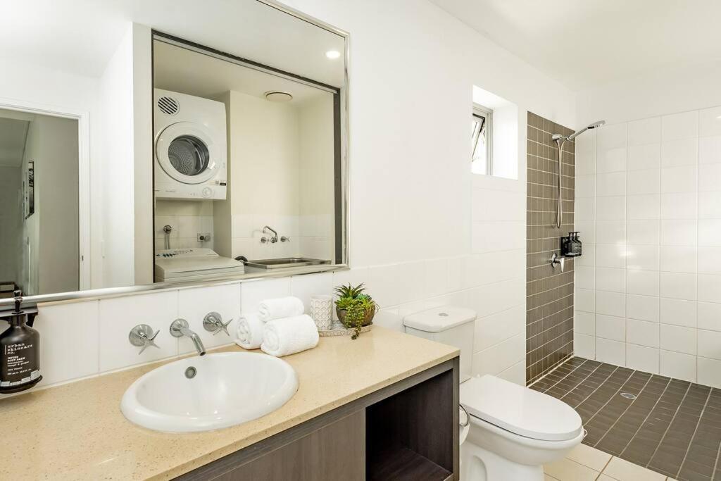 & Ocean View, 1 Bedroom Sleeps 4 Spacious Apartment *