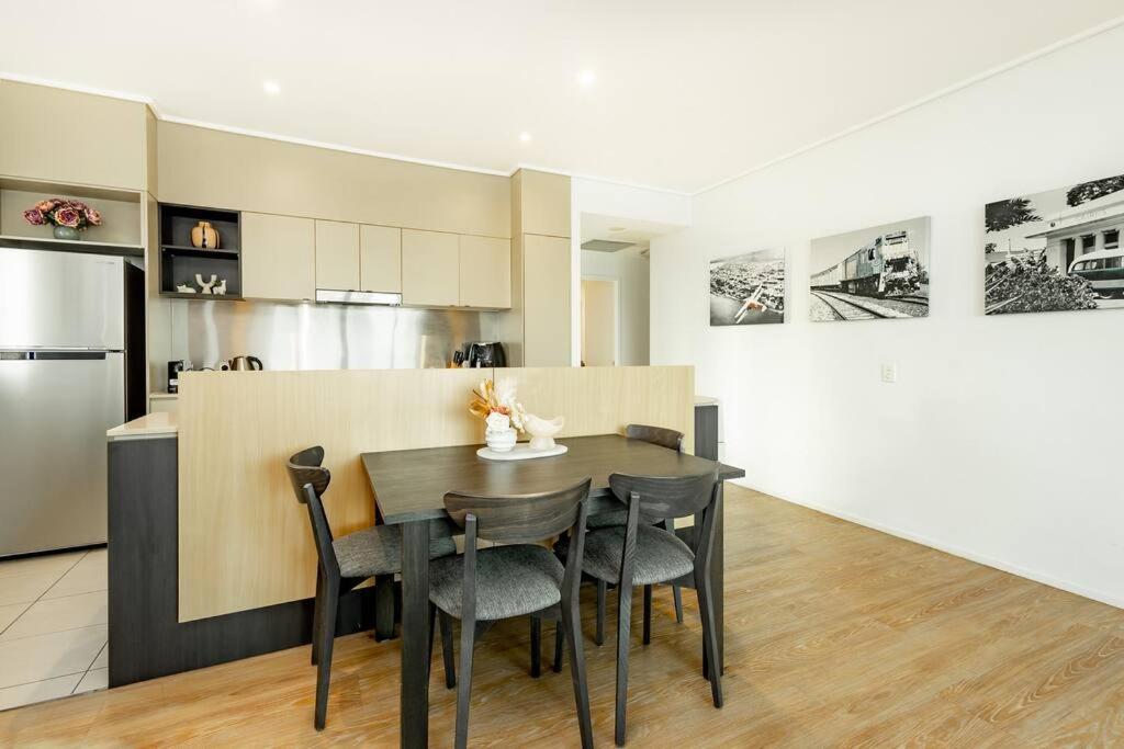 Apartment & Ocean View, 1 Bedroom Sleeps 4 Spacious *
